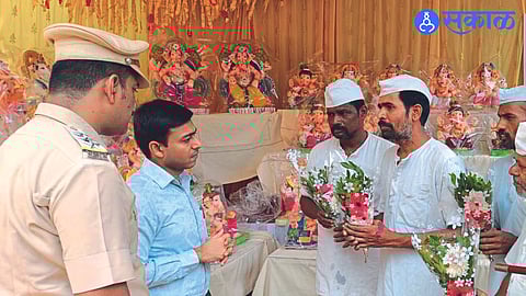 District Collector Abhinav Goyal while interacting with Ganesha idol made by prisoners.