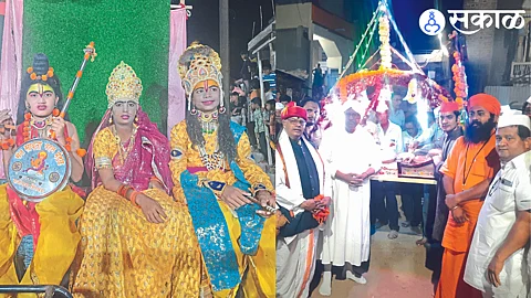 Performers in different costumes performing the scene. In the second photo Abbot Meghshyam Bua, Mahant Satish Bhonge of Shirpur, Yogi Dattanath Maharaj during the palanquin procession.