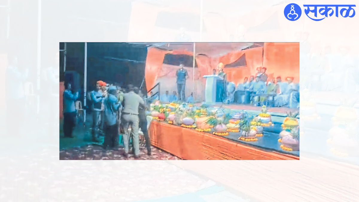 Union Minister of State Dr. Police arresting those raising slogans for Maratha reservation at Bharti Pawar's event.