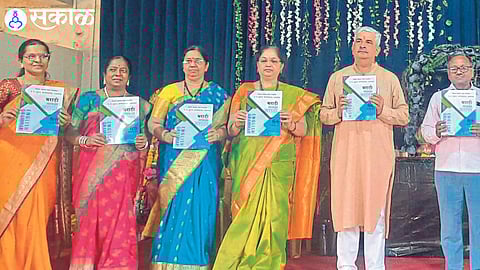 While releasing the combined grammar book of Marathi, Hindi, English prepared by Lunkad Kanya School, Adv. Sushil Atre and other teachers.