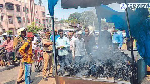 newspaper seller stall was set on fire for non payment of installments jail road nashik news