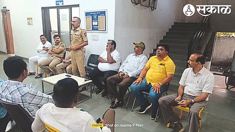 Assistant Commissioner of Police Shekhar Deshmukh while speaking at the meeting of Board representatives. Neighbors Amol Jadhav, Bhagwan Donde, Ashok Sawant, Somnath Borade, Nikhil Bonde