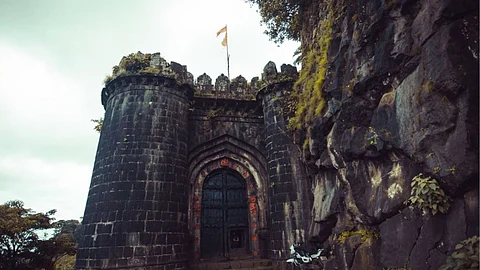 Ajinkyatara Fort : शिराळ्यातील मुलाची अजिंक्यतारा किल्ल्यावरून उडी मारून आत्महत्या; कुरणेश्वर मंदिराजवळ आढळला मृतदेह