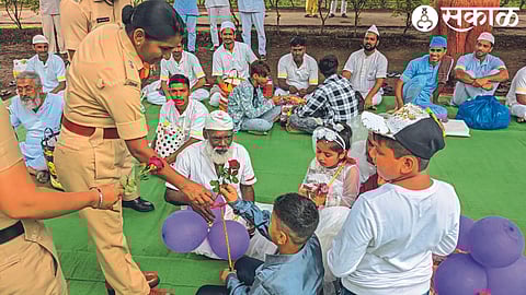 Relatives are happy to meet Badiwan in the prison's meeting program