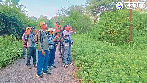 Anil Mahajan, President of Chatak Nature Conservation Society, Uday Chaudhary, Alok Bhave, Ashwin Mohan, Mita Gala, Dr. while studying the winter migratory birds at the reservoir. Kalyani cloth etc.