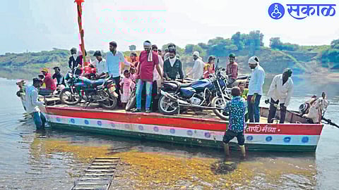 Jalgaon News : ‘तापी’ नदी पार करत दररोज शेकडो प्रवासी जातात पलीकडे