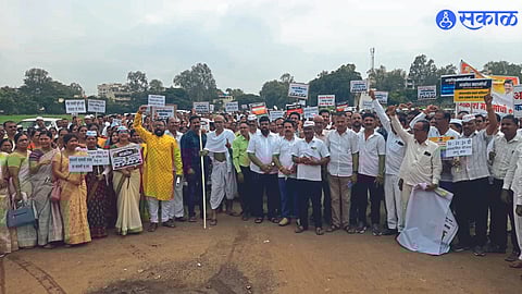 Officers of the organization, teachers during the march organized by the Maharashtra State Primary Teachers Association at the golf club ground.