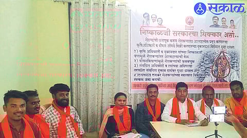 Pandit Mali, Arjun Marathe and other officials while giving information in the press conference.