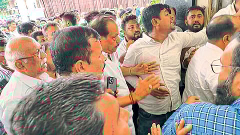 nagpur congress meeting vikas thackeray and narendra jichkar clash politics nana patole