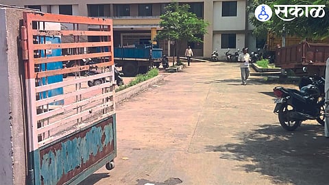 The lock of the main iron gate of Tehsil office was broken and the tractor ran away.