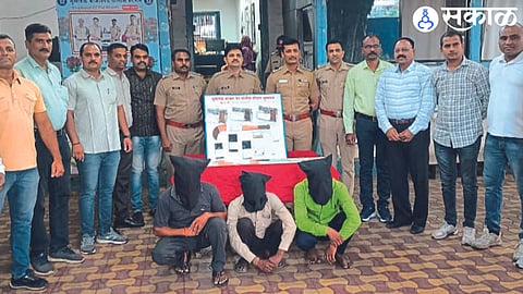 Officers and staff of the police team after arresting the accomplices of the absconding suspect Girish Tayde from M. Land Revenue.