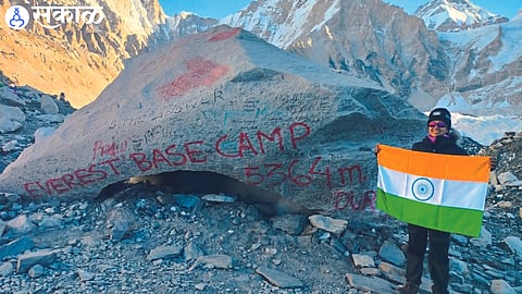 Mountaineer Chetna Sharma unfurling the tricolor.