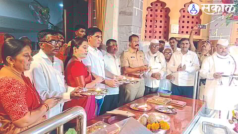 Sub Divisional Police Officer Sajan Sonwane, Dr. Kiran Deore and Dhandai Devi Tarun Aikya Mandal office bearers.