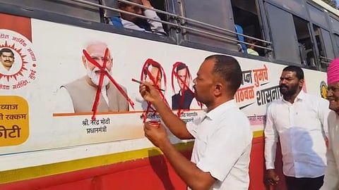 Mangalwedha News : फसव्या जाहिरातीवरून पंतप्रधान, मुख्यमंत्री, उपमुख्यमंत्र्याच्या फोटोला फासला कलर