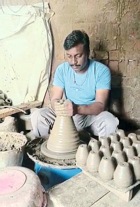 मोरगाव येथे भुईनळे तयारीची लगबग