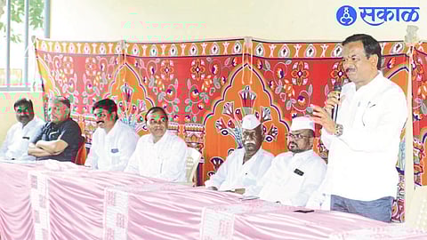 Nitin Pawar while guiding the meeting about non-inclusion of Dhangar community in tribal reservation. Neighbor Gyandev Pawar