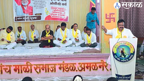 Balasaheb Kardak speaking at the OBC meeting organized by Mali Samaj and Akhil Bharatiya Mahatma Phule Samata Parishad. Dignitaries present on the platform etc.