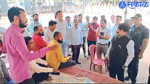 Protesters bombarding MP Hemant Godse, who came to visit the agitation on the Maratha reservation issue.