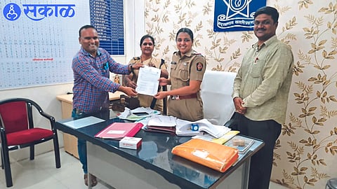 Ramanandnagar Police Station Inspector Shilpa Patil, employees Praveen Bhosle and others expressing their happiness on Tuesday.