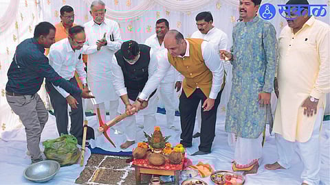Industries Minister Uday Samant while laying the foundation stone for the investment project of General Polyfilm Limited Company at an investment of about Rs.800 crores in the industrial estate here. Neighbor MLA Shirish Kumar Naik, former MLA Chandrakant Raghuvanshi, Chairman of Dokare Sahakari Sugar Factory Bharat Gavit, Women and Child Development Chairperson of Zilla Parishad Sangeeta Gavit, Co-Chief Executive Officer of MIDC P. D. Malikner etc.