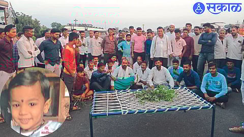 Angry villagers protesting on Tuesday by placing the body of the dead child in a leopard attack on a cot on Chauphuli.