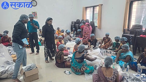 The work of making premix in Panchayat Samiti hall is going on by women for two days.
