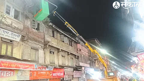 Municipal employees removing the dangerous part of Vise Wada