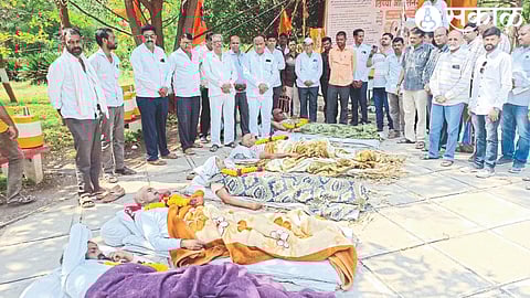 In front of the Tehsil office, the protestors were sleeping on Monday mattresses and wearing garlands around their necks during the silent food sacrifice movement.