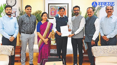 Union Health Minister Dr. While meeting Mansukh Mandaviya and giving a statement, Credai Metro Chairman Krunal Patil, Union Minister of State for Health Dr. Bharti Pawar