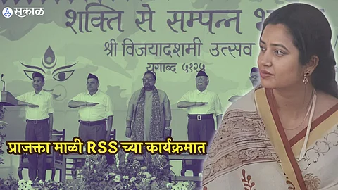 prajakta mali at rss dasara melava nagpur with dcm devendra fadnavis nitin gadkari mohan bhagwat