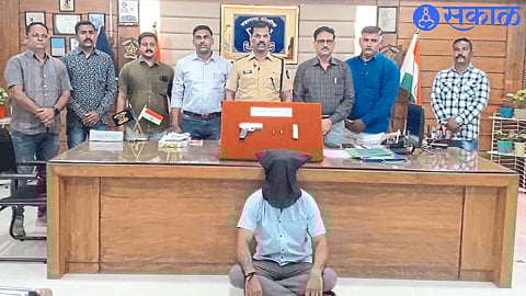 Superintendent of Police Sanjay Barkund, Police Inspector Hemant Patil of LCB and a team of the accused from Mokka who were detained by the local crime branch.