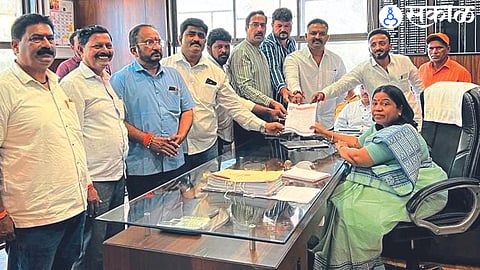The Shiv Sena (Ubatha) party office bearers and activists while giving a statement of this demand to municipal commissioner Amita Dagde-Patil, start the bandh pathlamps in the city before Navratri festival.