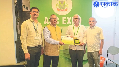 Balamukund Mahajan accepting the award at the national event. Along with Satpura Development Board Secretary Ajit Patil, scientist Mahesh Mahajan.