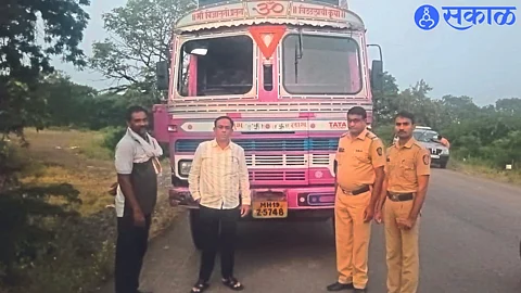 Police personnel along with Bharari Squad Secretary Bhushan Bachhao while impounding the vehicle of a trader who bought illegal cotton.