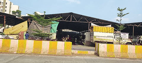 लोणी काळभोर येथील बाजारातील
पत्राशेड पाडून गाळे बांधण्यास विरोध