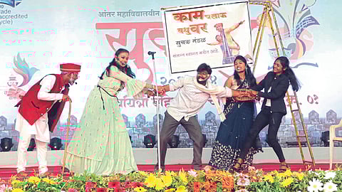 Jalgaon Yuvarang Festival : मातीतून साकारली आई, ‘वेस्टर्न’वर रॉक करणारी तरुणाई! युवारंगचा जल्लोष शिखरावर