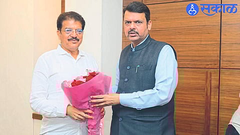 MLA Suresh Bhole felicitated Deputy Chief Minister Devendra Fadnavis by giving a bouquet on Tuesday for solving the problem of the scumbag holders.