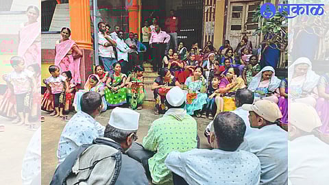While protesting at the municipal council office, D. no Outspoken and angry women