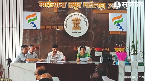 Commissioner Chitra Kulkarni during review at Tehsildar office. Neighbor Tehsildar Abhijit Barwakar.