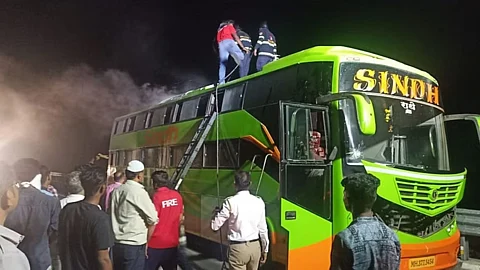 Samruddhi Highway Bus Accident : अनर्थ टळला! समृद्धी महामार्गावर पुन्हा धावत्या बसला आग; 32 प्रवासी थोडक्यात बचावले