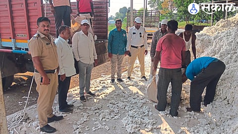Bhushan Bachchav, Secretary of the Sakri Bazar Committee, who was present during the action against the warehouse of the merchant who was buying cotton without a license.