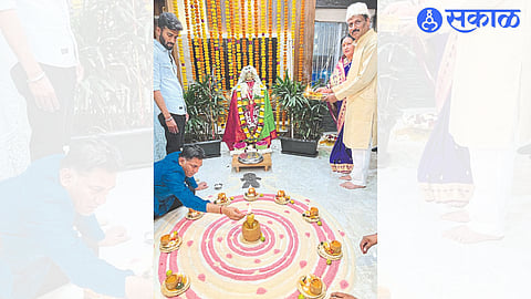 On the occasion of Ashtami in the Sharadiya Navratri festival, the palanquin man Rajendra Ramchandra Deshmukh has a Chakra Puja tied with the palanquin mask of Shri Jagdamba Devi.