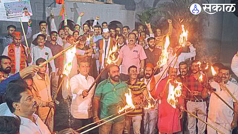 To demand Maratha reservation and to support Manoj Jarange Patil, a torch march was taken out from the Chhatrapati Shivaji Maharaj statue at CBS on Monday.