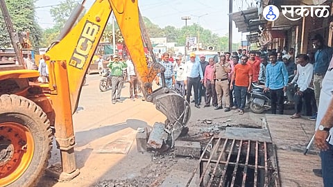 Employees of the team removing encroachment in front of the court premises. Provincial officer Jitendra Patil and municipal employees were present during the operation.