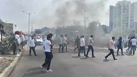Maratha Reservation : वडगाव पुलावर टायर जाळून रास्तारोको! पुणे-बंगळुरू हायवेवर वाहनांच्या लांबच-लांब रांगा