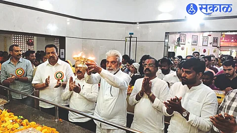 Guardian Minister Dada Bhuse performing aarti of Kalika Devi