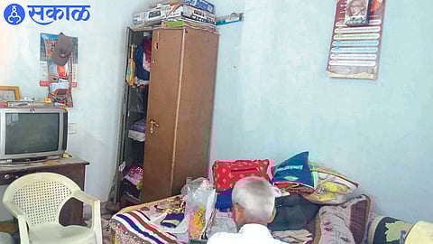 burglary 4 houses in night and looted lakhs dhule crime news
