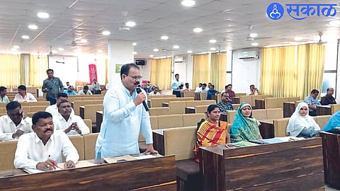 Member Sunil Baisane speaking in the standing committee meeting of the Municipal Corporation.
