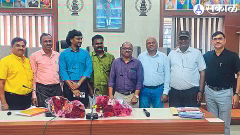 State President Milind Kamble, Prashant Sutar, Chandrasekhar Fasale, Pawan Talware, District President Dinkar Sangle along with State President of the Zilla Parishad Accounting Staff Association present at the state level meeting.