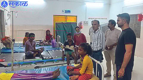 Tehsildar Surana while inquiring about the condition of poisoned children. Neighboring Medical Officer Dr. Pranjali Patil etc.